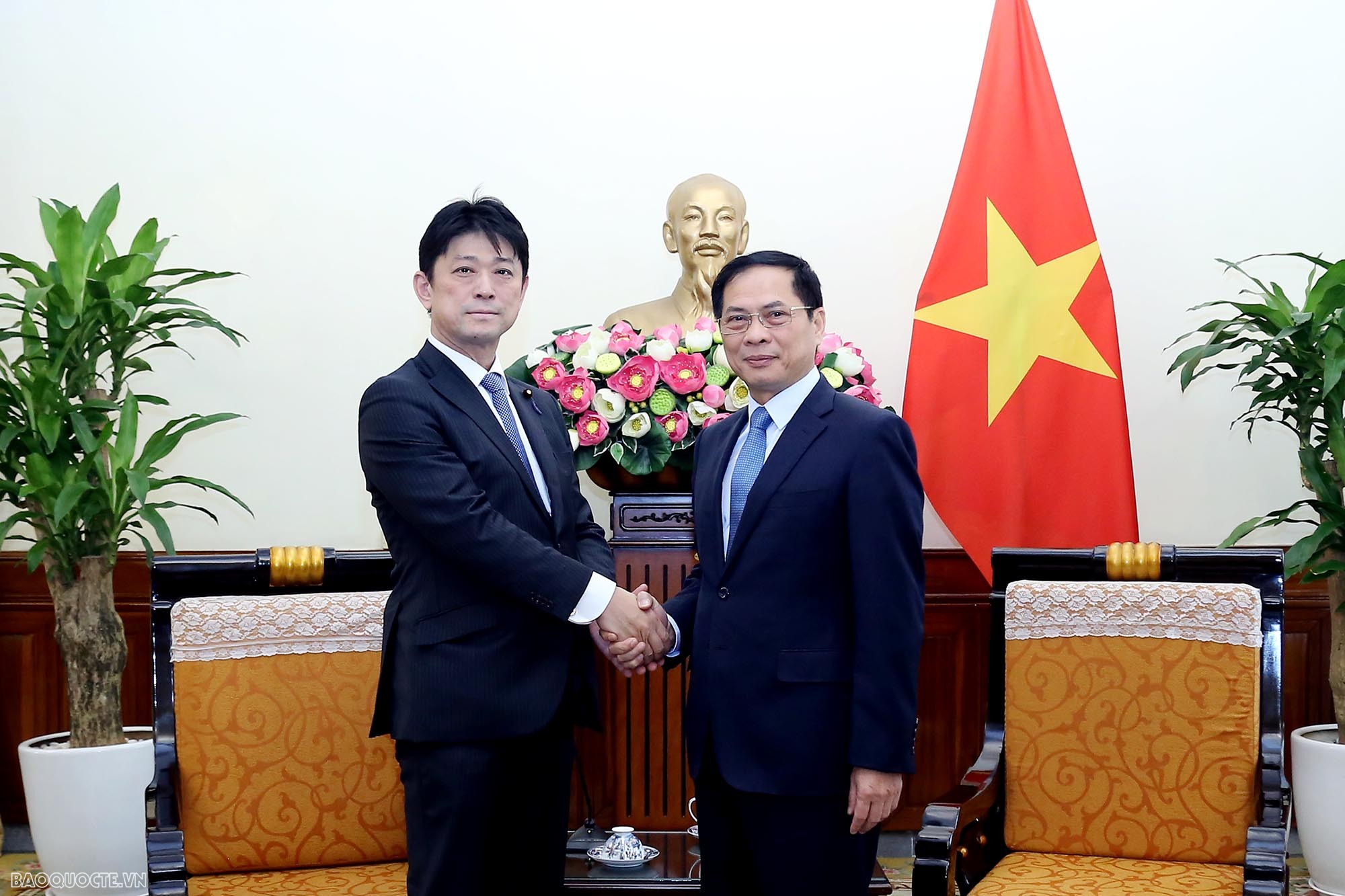 Le ministre des Affaires étrangères salue les progrès de la coopération Vietnam-Japon