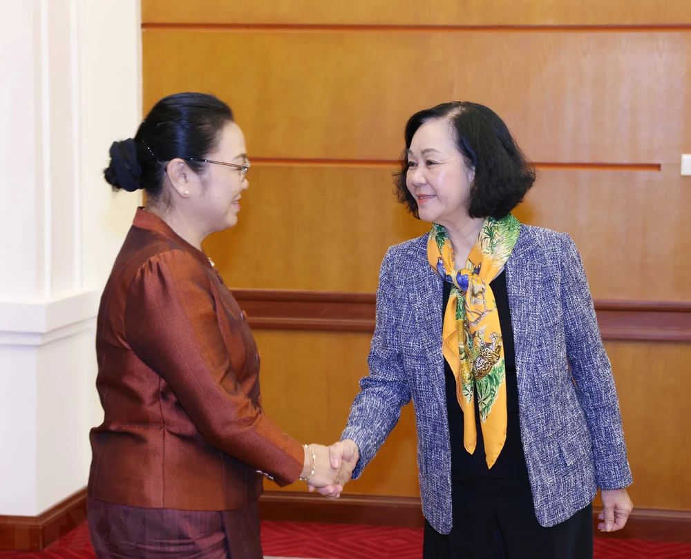 Une membre du Bureau politique accueille la nouvelle ambassadrice du Laos au Vietnam