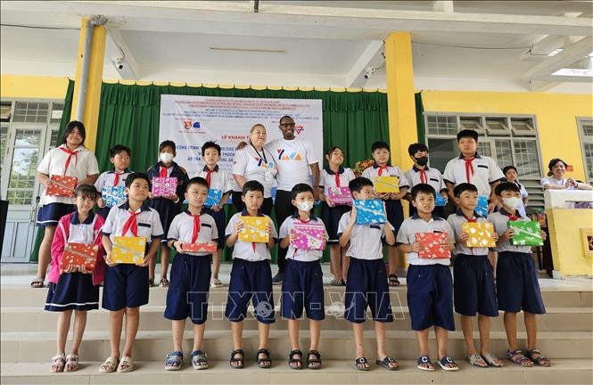 Des volontaires américains mènent de nombreuses activités de sécurité sociale à Ben Tre