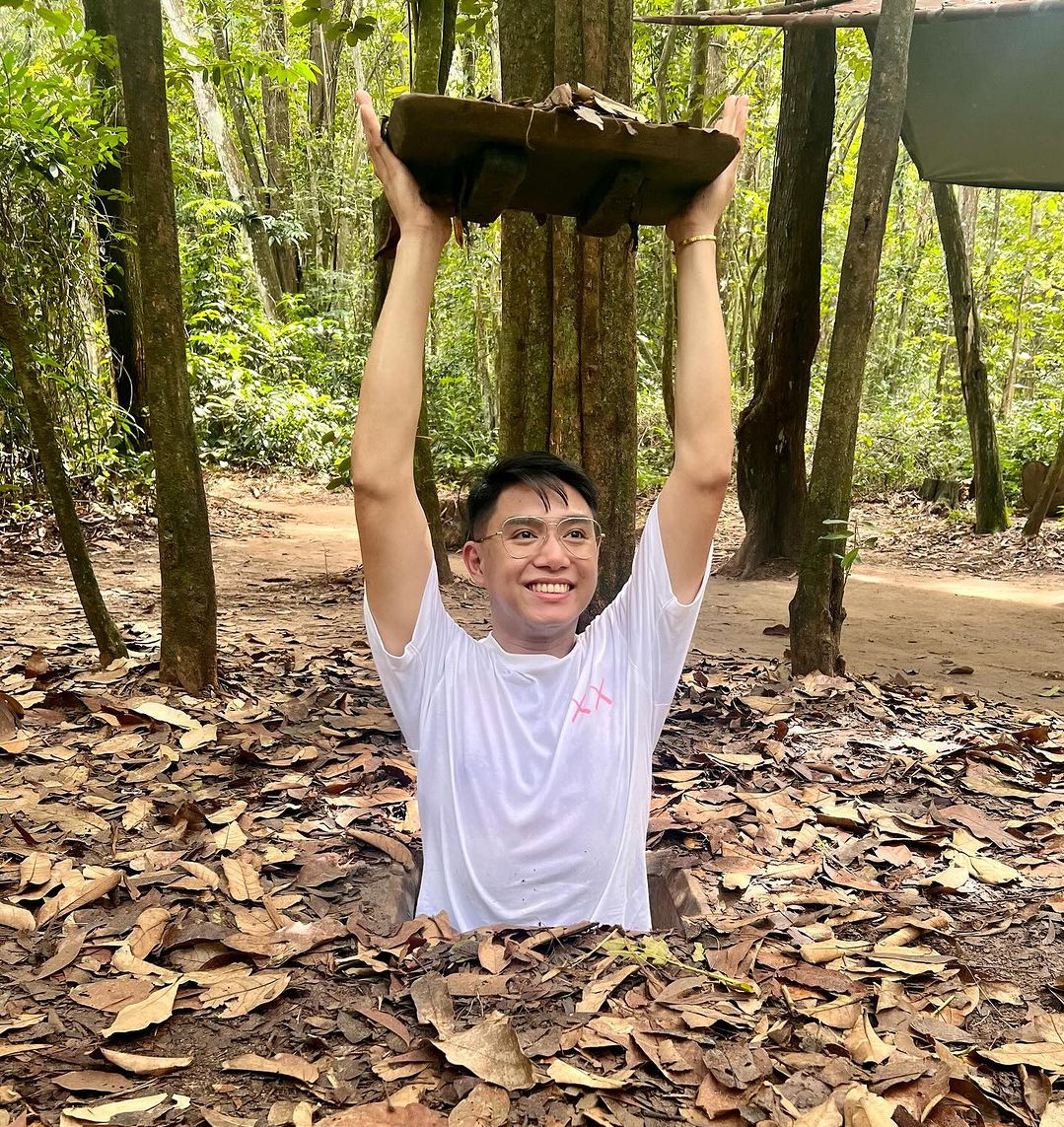 Les étrangers aiment explorer le complexe souterrain légendaire de Cu Chi