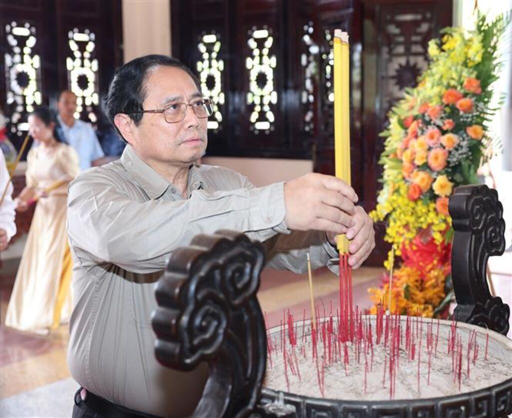 Le Premier ministre Pham Minh Chinh rend hommage à des défunts dirigeants