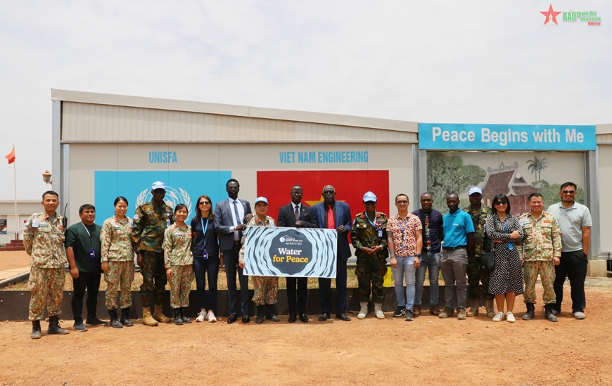 Des ingénieurs de l armée vietnamienne organisent un débat sur l eau potable à Abiyé