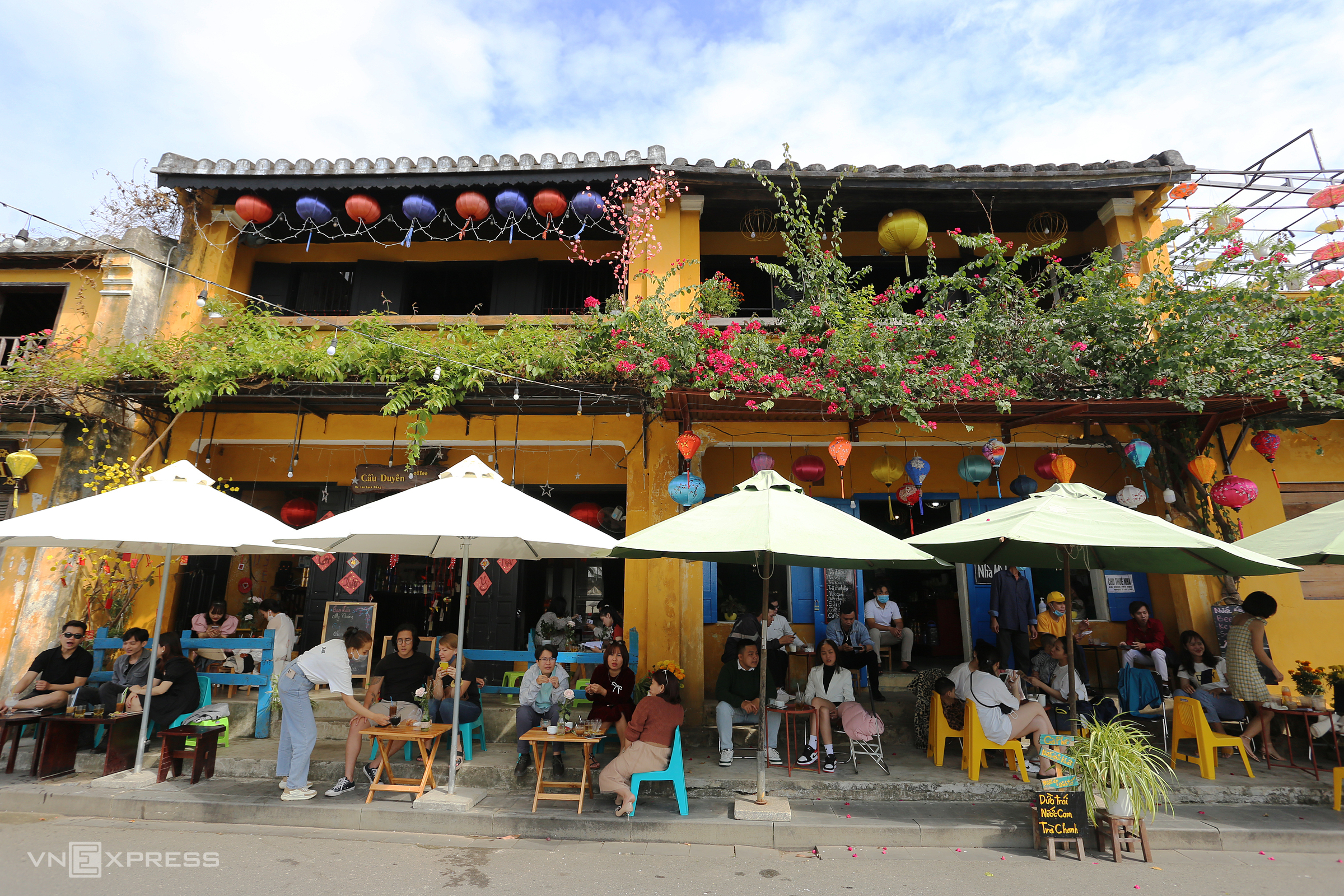 Les consommateurs vietnamiens mangent au restaurant et visitent les cafés plus souvent