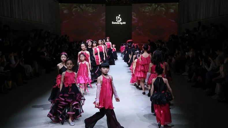 La collection du désigner vietnamien Vu Lan Anh attire l attention à la Fashion Week de Shanghai