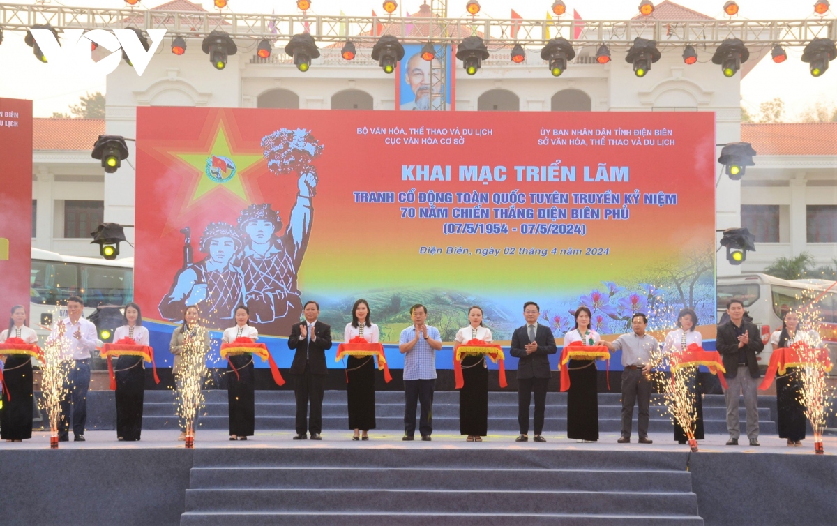Ouverture de l’exposition d’affiches de propagande en l’honneur de la victoire de Dien Bien Phu