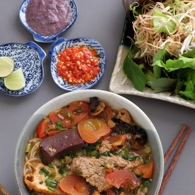Bun rieu, un plat si riche en saveurs et en textures qu il est étonnant que tout rentre dans un seul bol