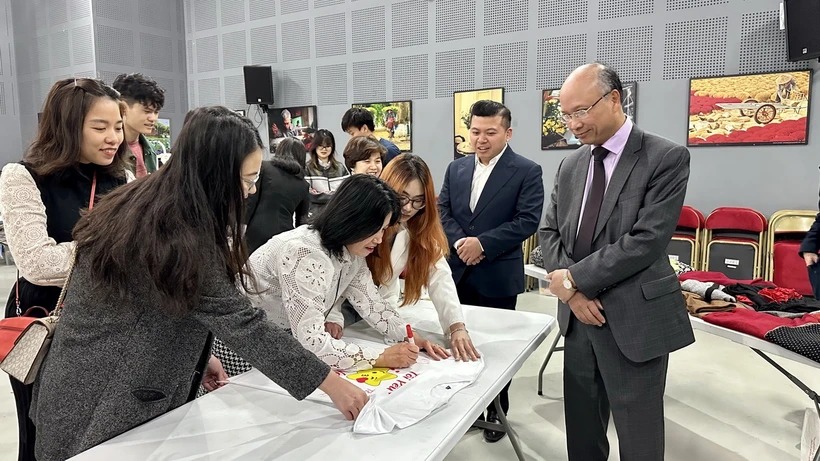 Foire caritative des étudiants vietnamiens en France pour la mer et les îles du pays