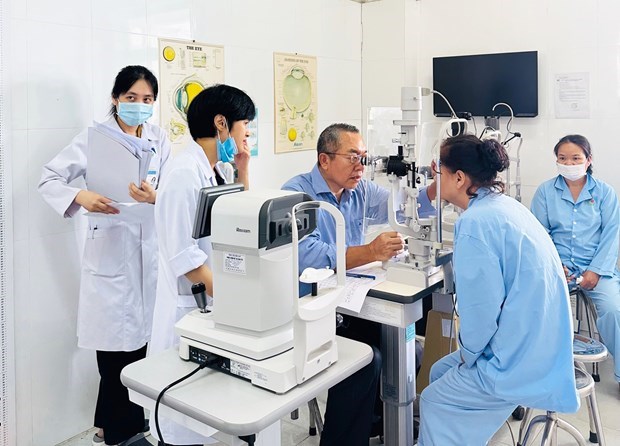 Un médecin japonais apporte de la lumière à des milliers de patients vietnamiens