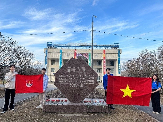 Les jeunes vietnamiens en Russie rendent hommage à l’ancien secrétaire général Lê Duân