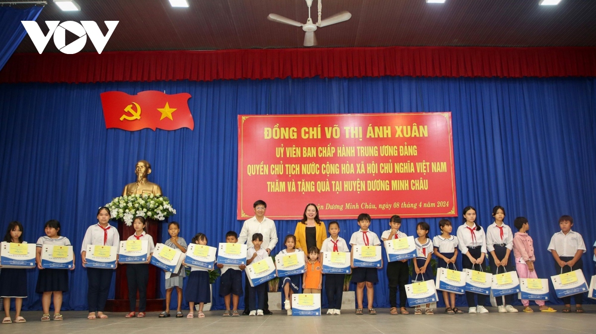 La présidente par intérim offre des cadeaux à des personnes méritantes et enfants à Tay Ninh