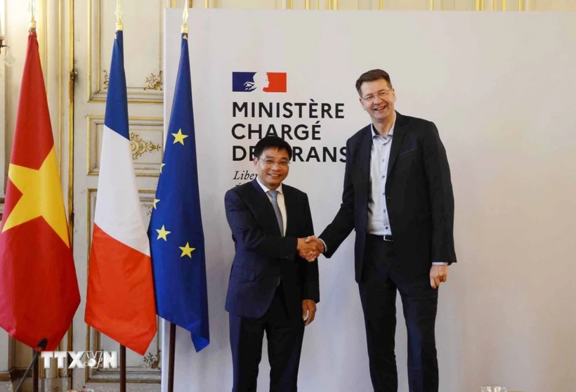 Le Vietnam et la France renforcent leur coopération dans les transports