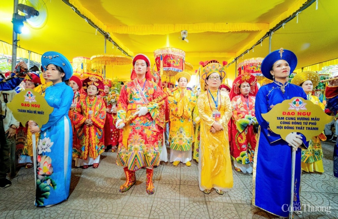 Des centaines de personnes au festival du temple de Hue Nam à Thua Thien Hue