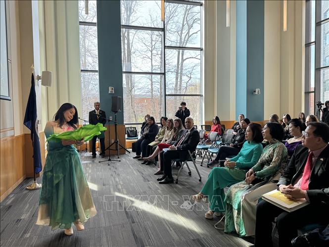 Exposition sur la culture vietnamienne à l Université George Mason