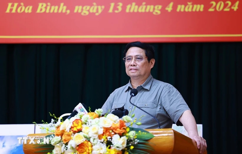 Le Premier ministre Pham Minh Chinh travaille avec les dirigeants de Hoa Binh