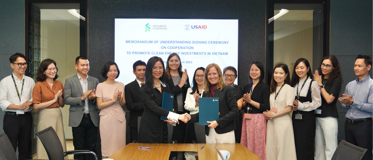 Les États-Unis et Standard Chartered Vietnam encouragent les investissements dans les énergies propres au Vietnam