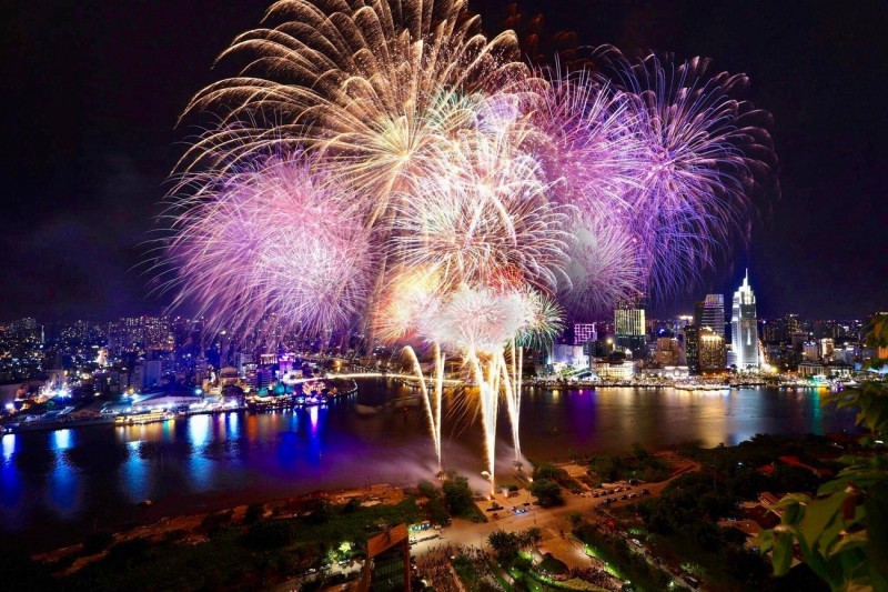 30 avril Hô Chi Minh-Ville tirera les feux d artifice dans 16 lieux