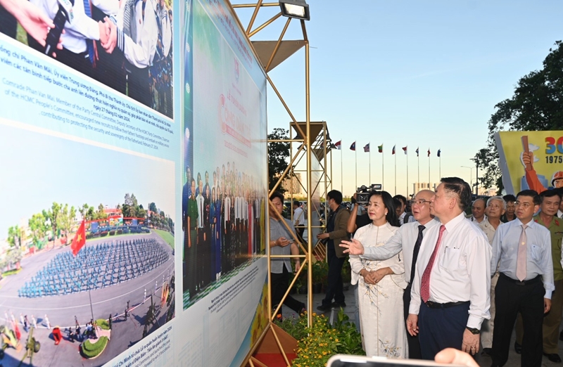 Vernissage de l exposition La Patrie au bord des vagues à Hô Chi Minh Ville