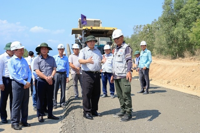 Le PM Pham Minh Chinh inspecte les travaux d’un grand projet autoroutier