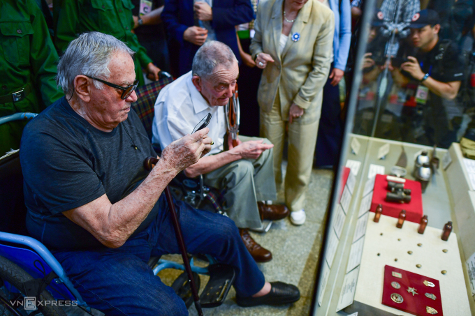 Des vétérans français visitent Dien Bien Phu