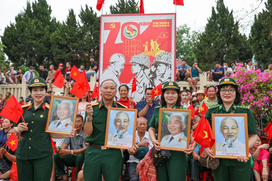 Défilé de célébration de la Victoire de Dien Bien Phu les gens descendent en masse dans la rue malgré la pluie