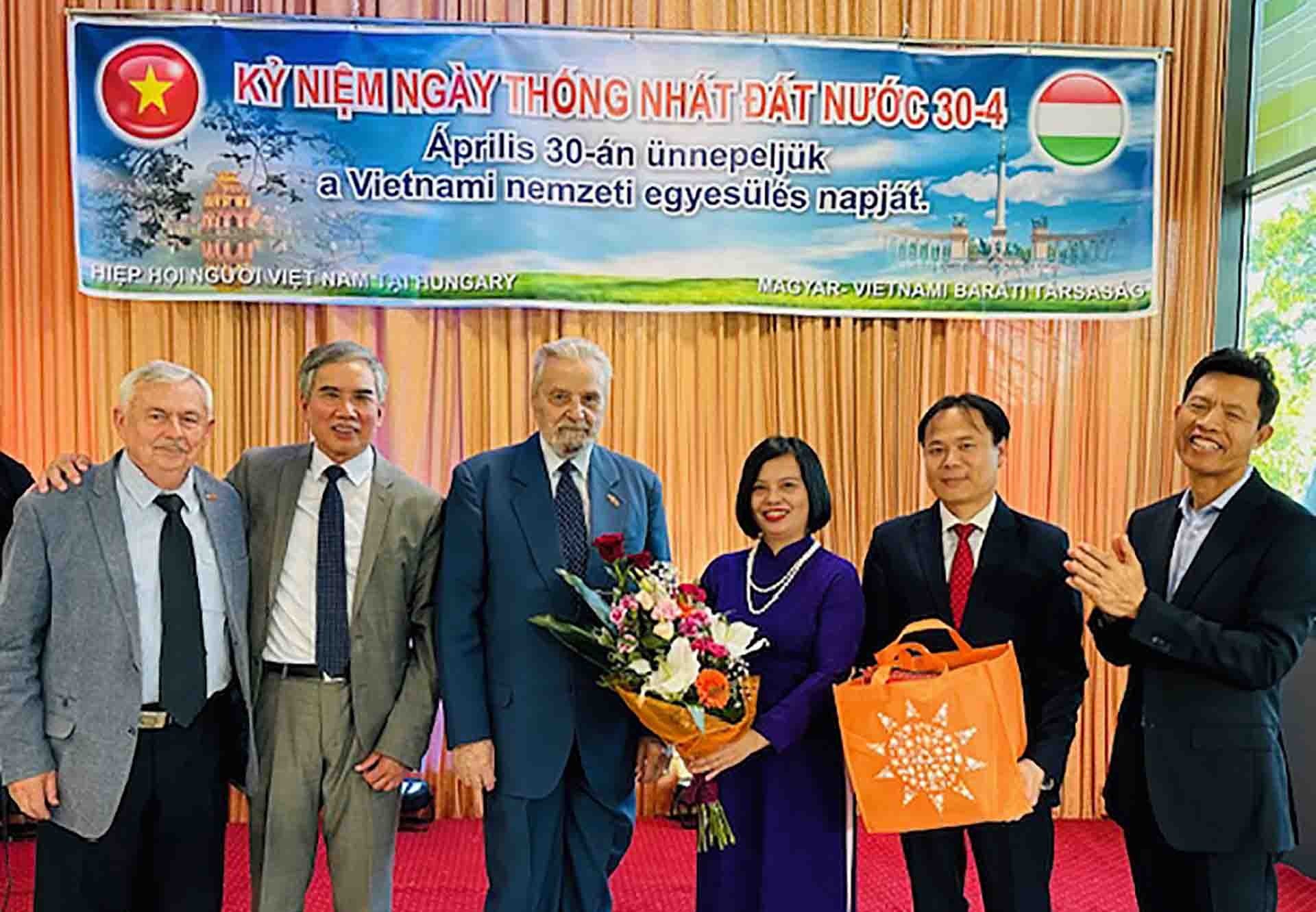 Une rencontre en Hongrie marque le 49e anniversaire de la réunification nationale