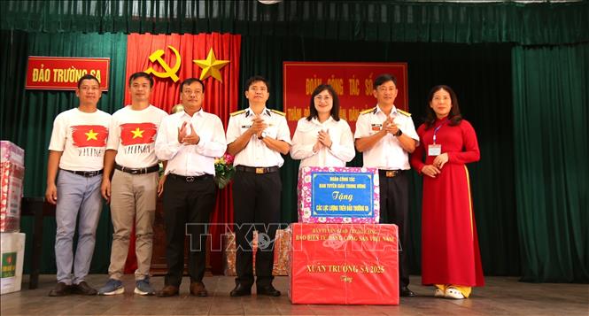 Cadeaux significatifs à des soldats et habitants de Truong Sa