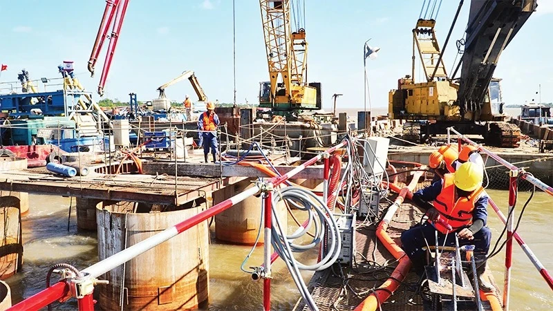 Près de 9 300 milliards de dongs pour moderniser trois routes nationales dans le delta du Mékong