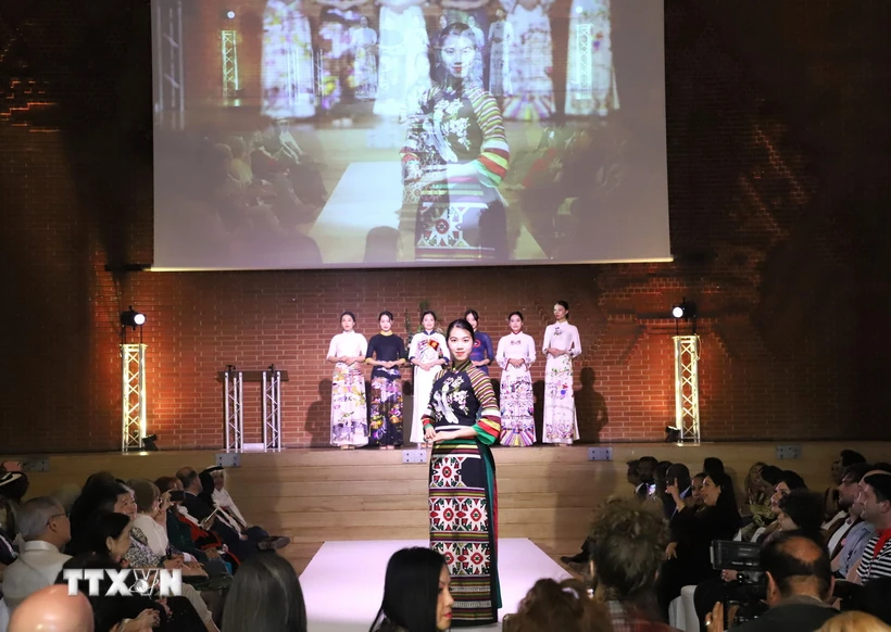 Des créations respectueuses de l environnement de l ao dai présentées à Londres