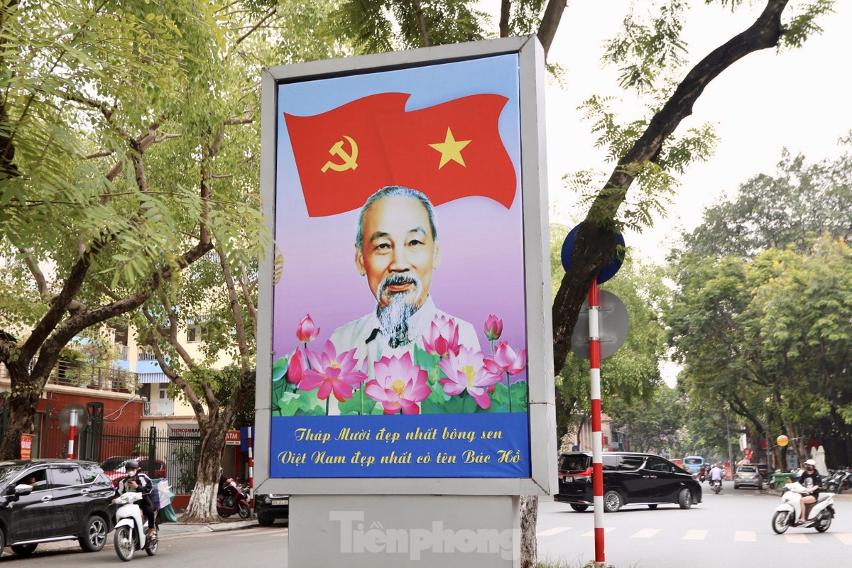 Les rues de Hanoï décorées pour les célébrations de l anniversaire du Président Hô Chi Minh