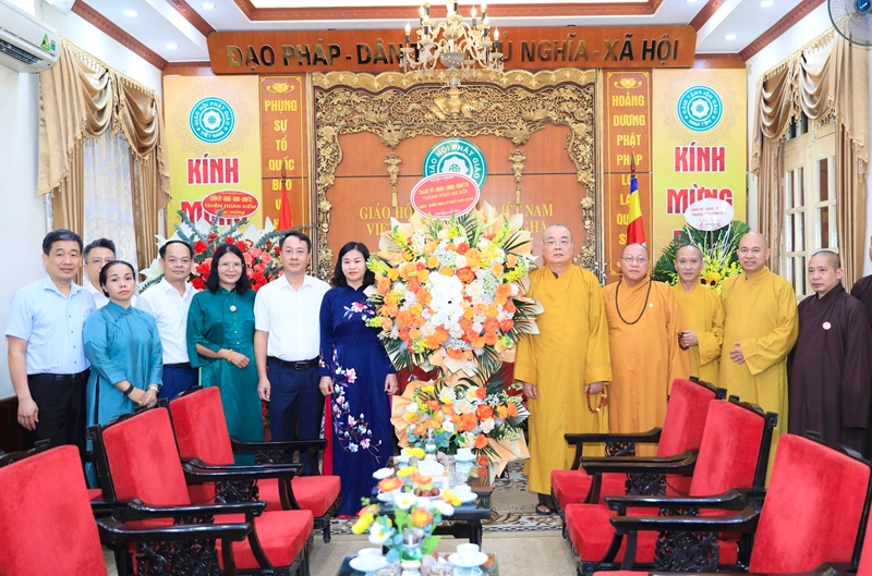 Continuer à encourager les moines, les nonnes et les bouddhistes à contribuer à la construction et au développement de la capitale et du pays