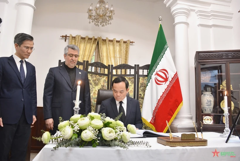 Le vice-PM Tran Luu Quang rend hommage au défunt président iranien à l ambassade à Hanoï