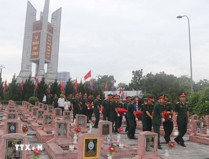 Nghe An inhumation des restes de soldats volontaires et experts vietnamiens tombés au Laos