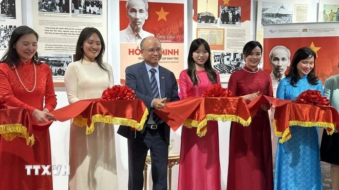 Exposition sur Hô Chi Minh et son aspiration à l indépendance nationale en France