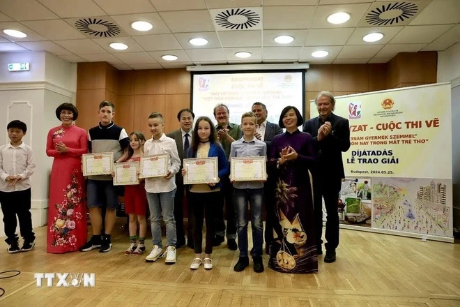 Un concours de peinture sur le Vietnam attire de nombreux élèves internationaux