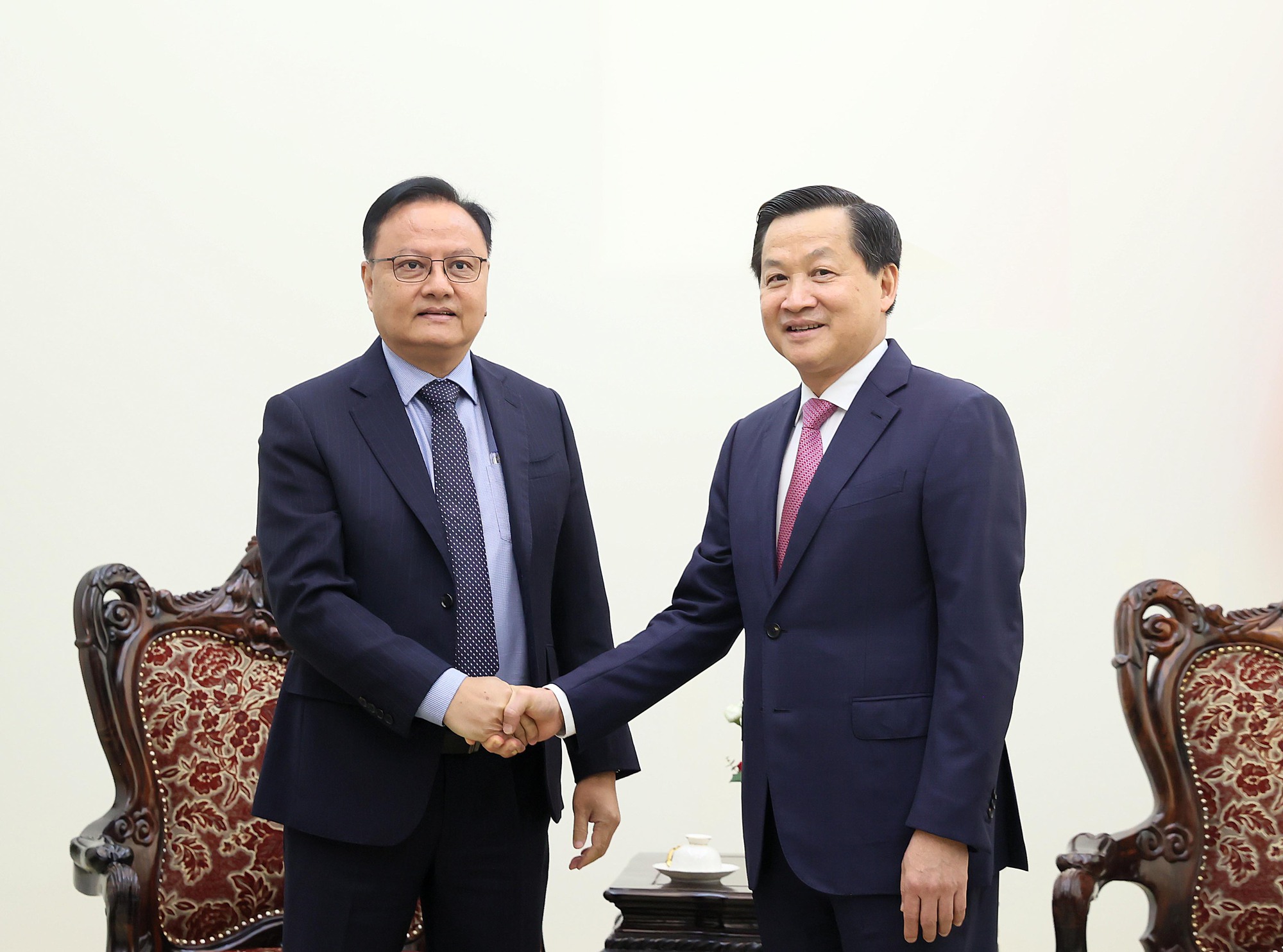 Le vice-Premier ministre Lê Minh Khai reçoit le ministre lao des Finances