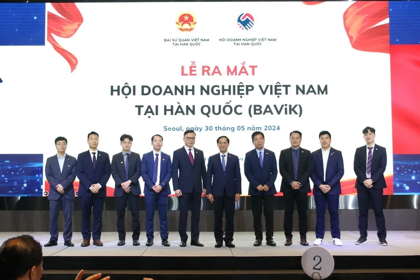 Le ministre Bui Thanh Son rencontre des hommes d affaires et des intellectuels vietnamiens en R de Corée