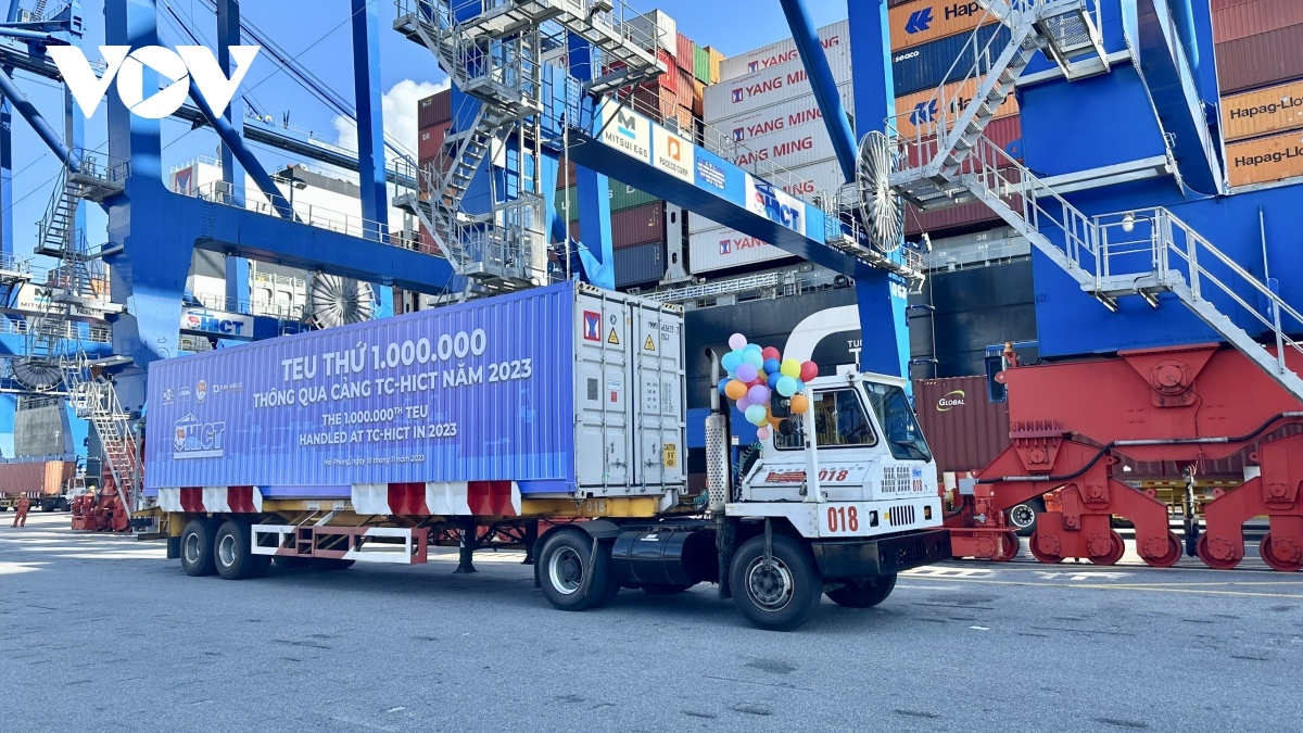 Des opportunités exceptionnelles pour le Vietnam de devenir un centre logistique régional