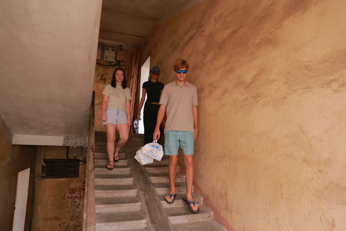 Les étrangers découvrent la joie de vivre dans les anciens logements collectifs de Hanoï