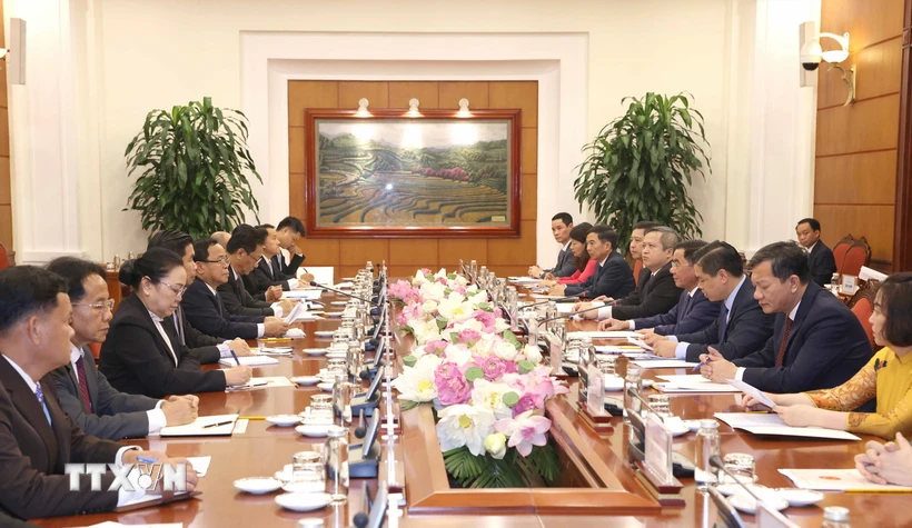 Les organes du contrôle des Partis du Vietnam et du Laos renforcent leur coopération