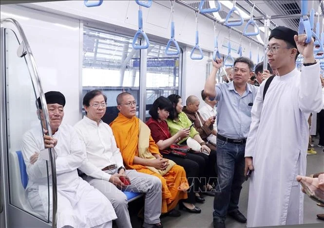 Des représentants de groupes ethniques et religions, des intellectuels expérimentent la première ligne de métro de Hô Chi Minh-Ville