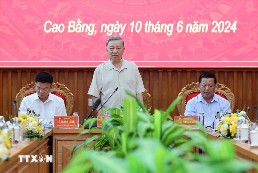 Le président Tô Lâm travaille avec les autorités de la province de Cao Bang
