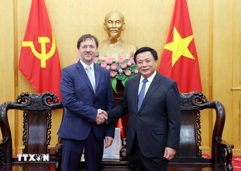 Le directeur de l Académie nationale de politique Ho Chi Minh reçoit les ambassadeurs de Hongrie et d Arménie