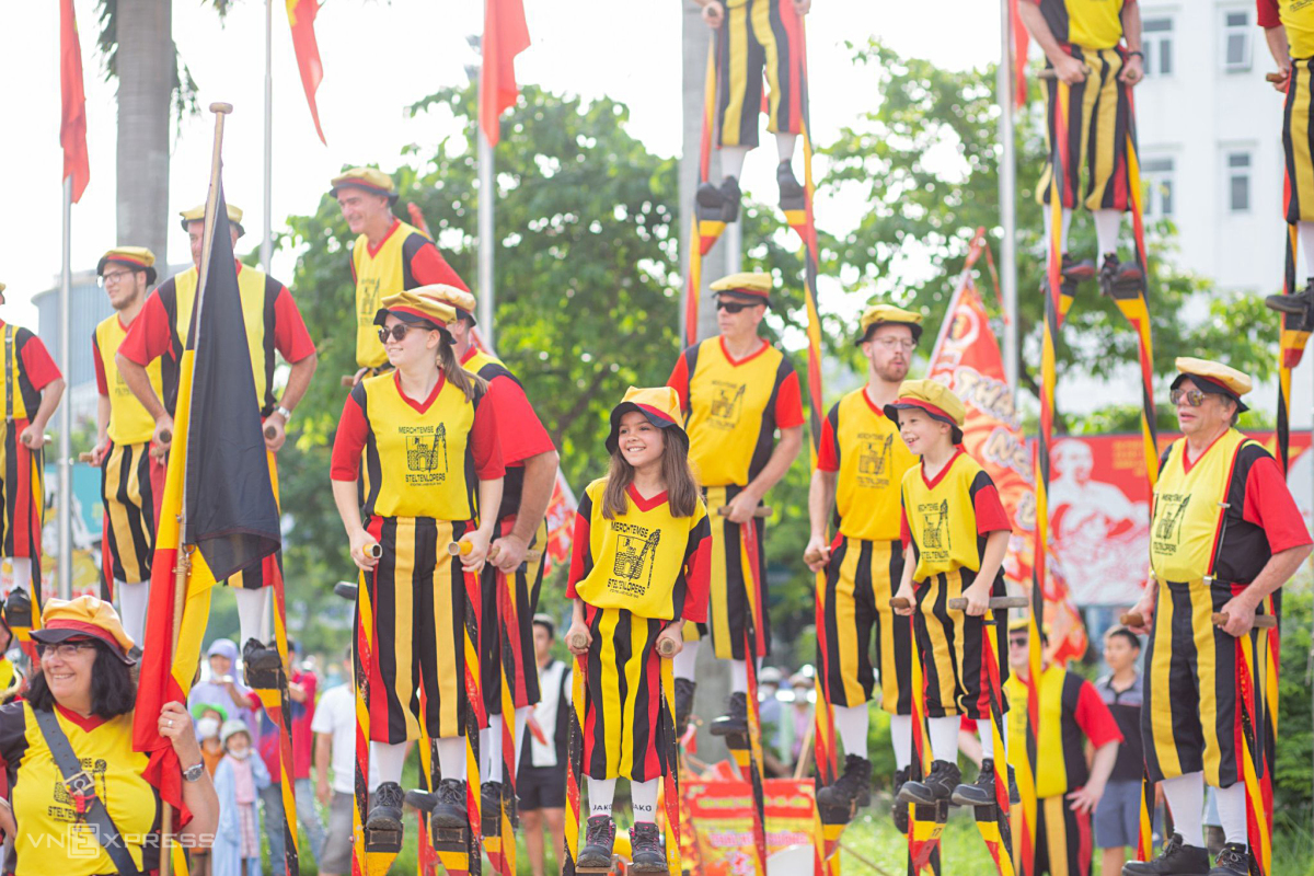 Des artistes internationaux animent les rues de l ancienne capitale Huê