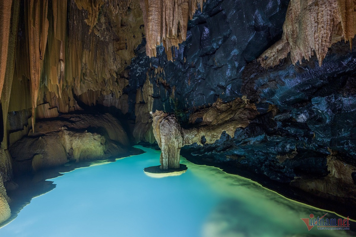 Beauté éthérée du lac suspendu sur le mur de la grotte de Quang Binh