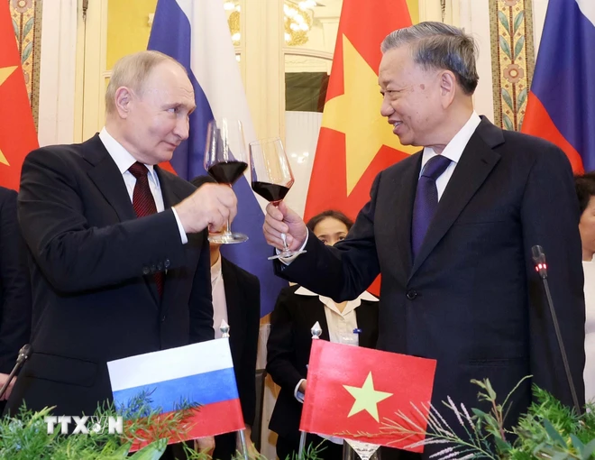 Le chef de l’État vietnamien préside un banquet en l’honneur du président russe