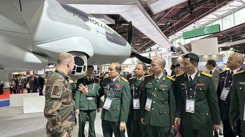 Une délégation du ministère de la Défense au salon Eurosatory en France