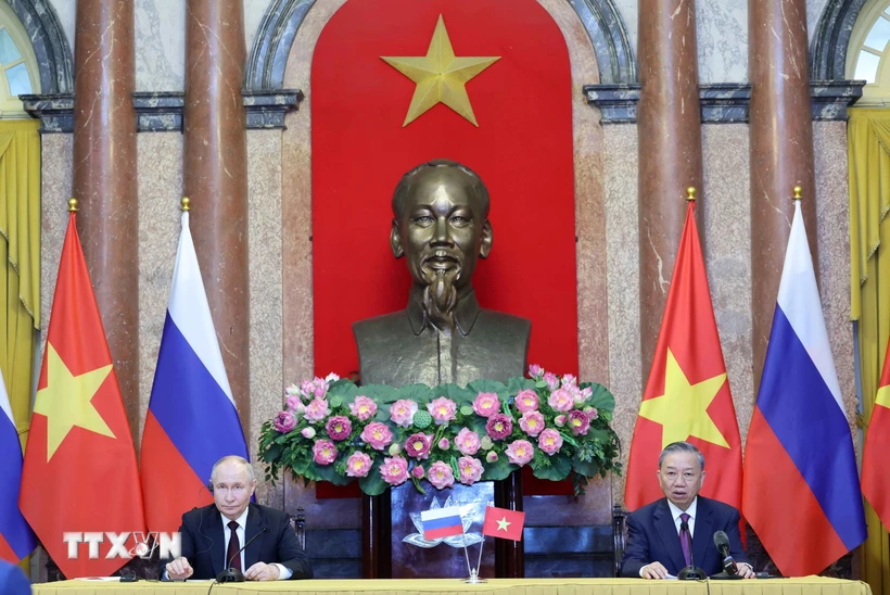 Les deux présidents vietnamien et russe rencontrent la presse