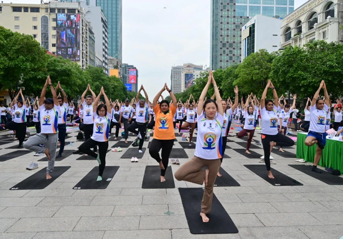 Ho Chi Minh-Ville 1 500 personnes se produisent pour marquer la Journée internationale du yoga