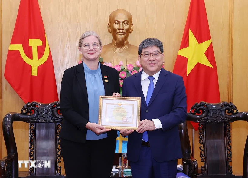 L ambassadrice de Suède au Vietnam reçoit un insigne pour sa contribution à l enseignement de la théorie politique