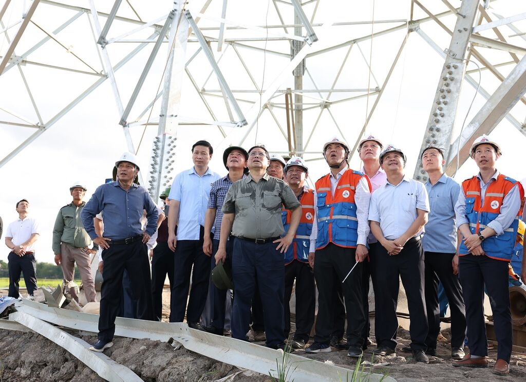Le PM inspecte le projet de ligne de transmission d électricité de 500 kV à Thanh Hoa